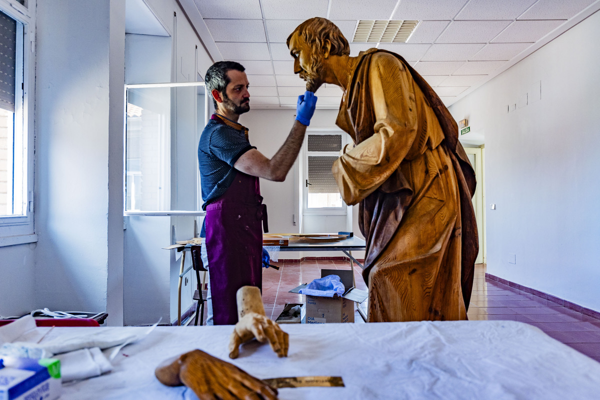 Oscar Patón restaurador del paso de la Santa Cena, restauración del Paso de la Santa Cena de Ciudad Real  / RUEDA VILLAVERDE