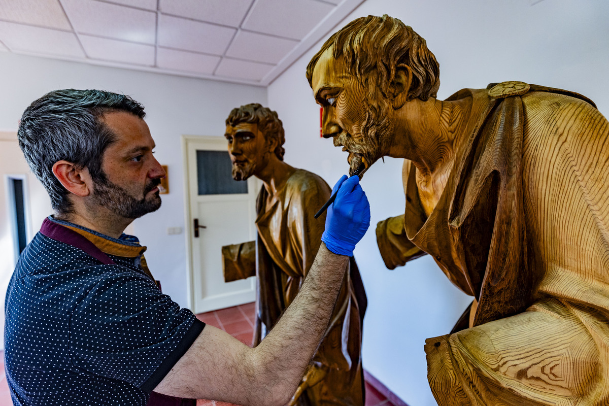 Oscar Patón restaurador del paso de la Santa Cena, restauración del Paso de la Santa Cena de Ciudad Real  / RUEDA VILLAVERDE