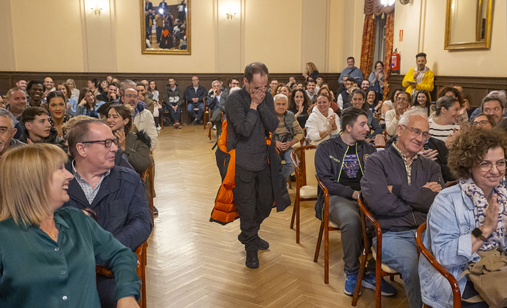 La celebración del sorteo de las 15 viviendas de Emuser, celebrado este miércoles en el antiguo casino. / fotos: tomás fernández de moya