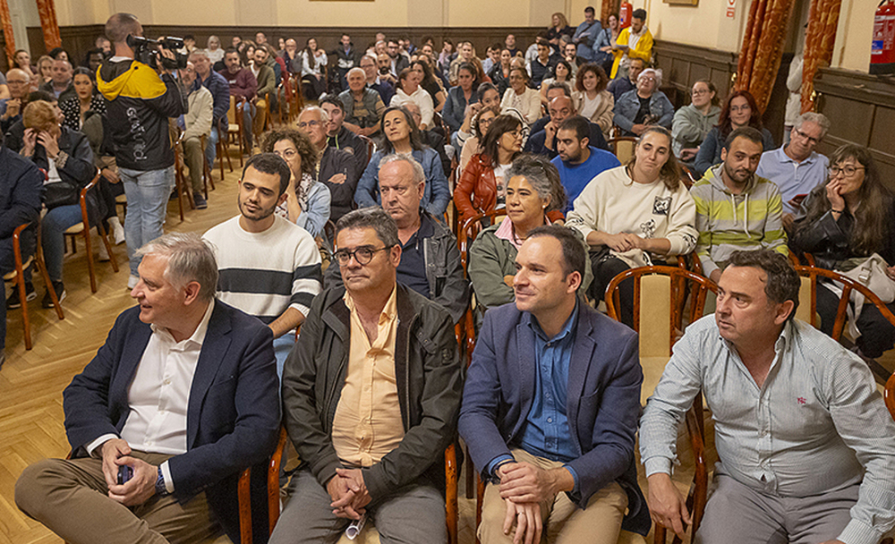 La celebración del sorteo de las 15 viviendas de Emuser, celebrado este miércoles en el antiguo casino. / fotos: tomás fernández de moya