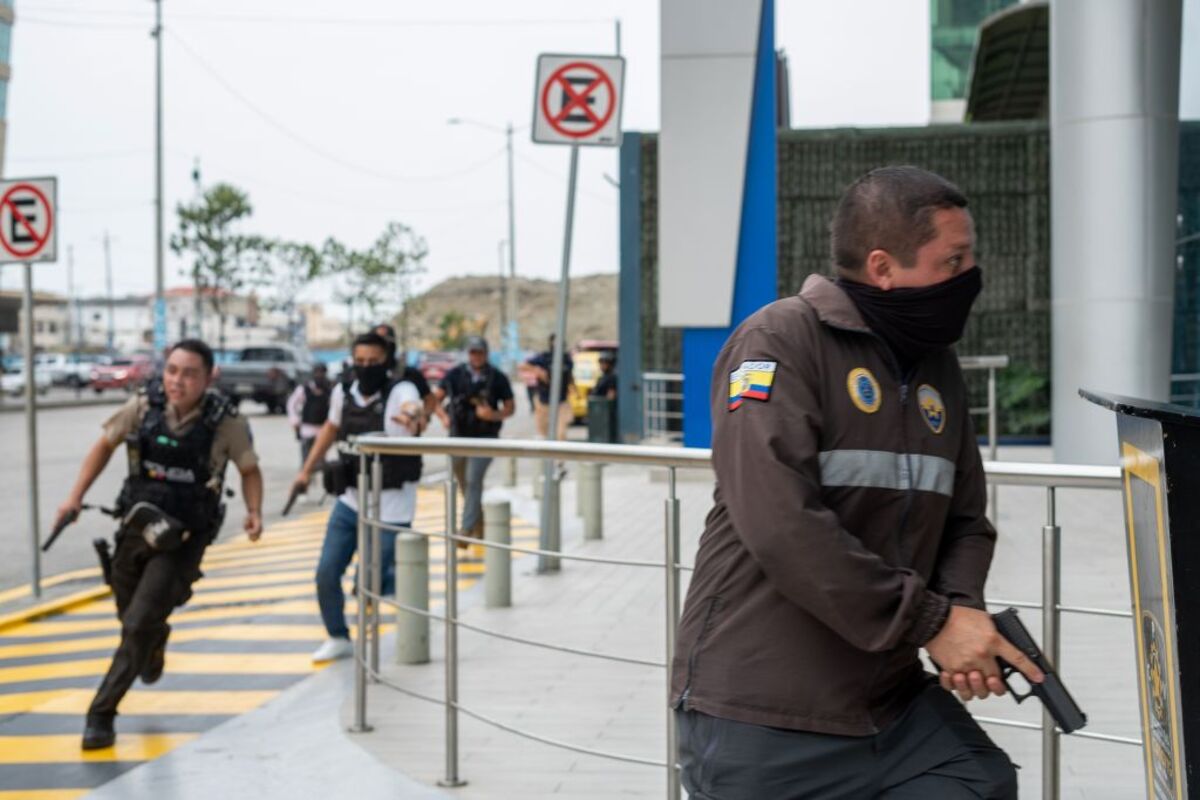 Policía ingresa a canal de ocupado por hombres armados y detiene a varios individuos  / MAURICIO TORRES