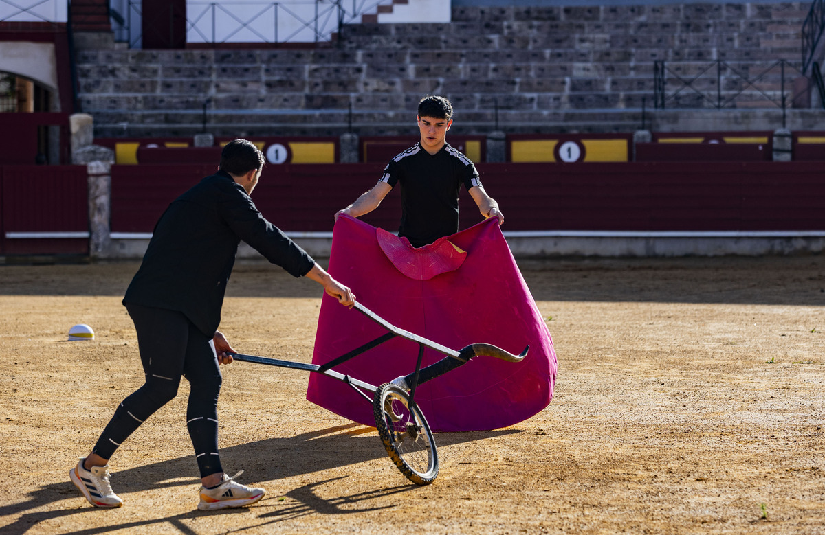 INICIO DE LAS CLASE EN LA PLAZA DE TOROS DE LA ESCUELA DE TAUROMÁQUIA, INICIO DE LAS CLASES TAURINAS DE LA ESCUELA DE TAUROMAQUIA, TOROS  / RUEDA VILLAVERDE