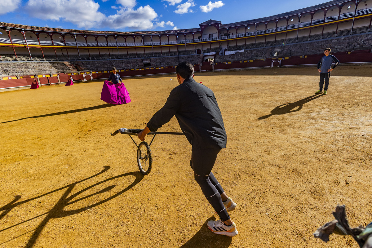 INICIO DE LAS CLASE EN LA PLAZA DE TOROS DE LA ESCUELA DE TAUROMÁQUIA, INICIO DE LAS CLASES TAURINAS DE LA ESCUELA DE TAUROMAQUIA, TOROS  / RUEDA VILLAVERDE