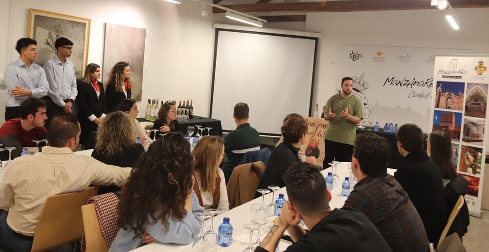 Manzanares acerca la cultura del vino a los jóvenes