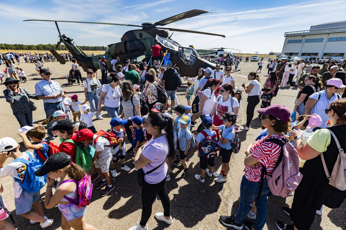 jornadas de puertas abiertas en la base de helicóptero Tigre de Almagro, niños viendo los helicópteros Tigre de Almagro y visitando los puestos de la policía Nacional, Guardia Civil y de la UME, ACRROBACÍA DE LOS HELICÓPTEROS tIGRE EN VUELO