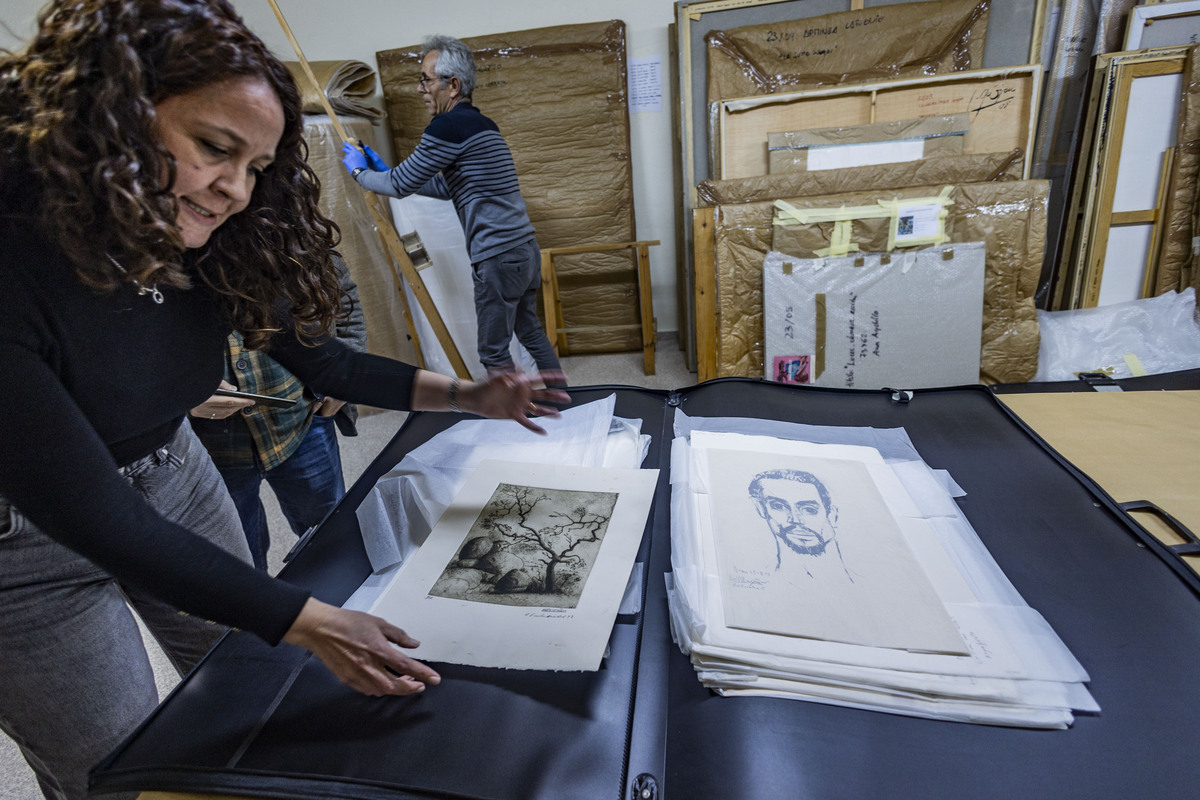 pEDRO lOZANO, CONCEJAL DE CULTURA, NOS MUESTRA ALGUNOS CUadros y dibujos recuperados del pintor López- Villaseñor  por su centenario, pinturas del pintor López Villaseñor recuperadas para su colección en el muséo  / RUEDA VILLAVERDE