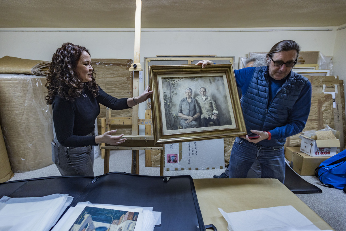 pEDRO lOZANO, CONCEJAL DE CULTURA, NOS MUESTRA ALGUNOS CUadros y dibujos recuperados del pintor López- Villaseñor  por su centenario, pinturas del pintor López Villaseñor recuperadas para su colección en el muséo  / RUEDA VILLAVERDE