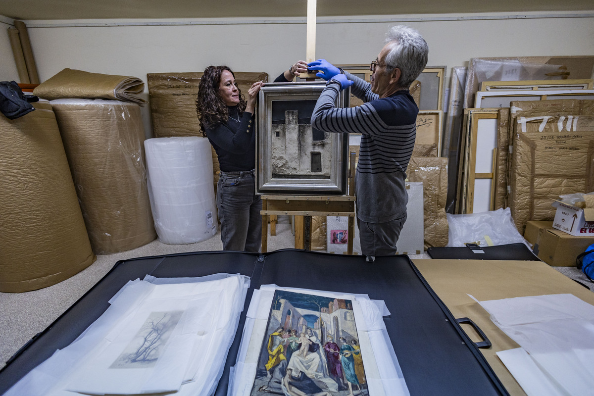 pEDRO lOZANO, CONCEJAL DE CULTURA, NOS MUESTRA ALGUNOS CUadros y dibujos recuperados del pintor López- Villaseñor  por su centenario, pinturas del pintor López Villaseñor recuperadas para su colección en el muséo  / RUEDA VILLAVERDE