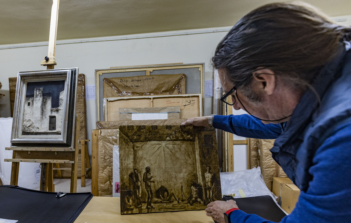 pEDRO lOZANO, CONCEJAL DE CULTURA, NOS MUESTRA ALGUNOS CUadros y dibujos recuperados del pintor López- Villaseñor  por su centenario, pinturas del pintor López Villaseñor recuperadas para su colección en el muséo  / RUEDA VILLAVERDE