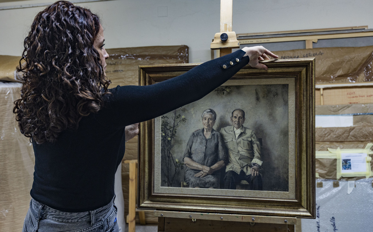 pEDRO lOZANO, CONCEJAL DE CULTURA, NOS MUESTRA ALGUNOS CUadros y dibujos recuperados del pintor López- Villaseñor  por su centenario, pinturas del pintor López Villaseñor recuperadas para su colección en el muséo  / RUEDA VILLAVERDE