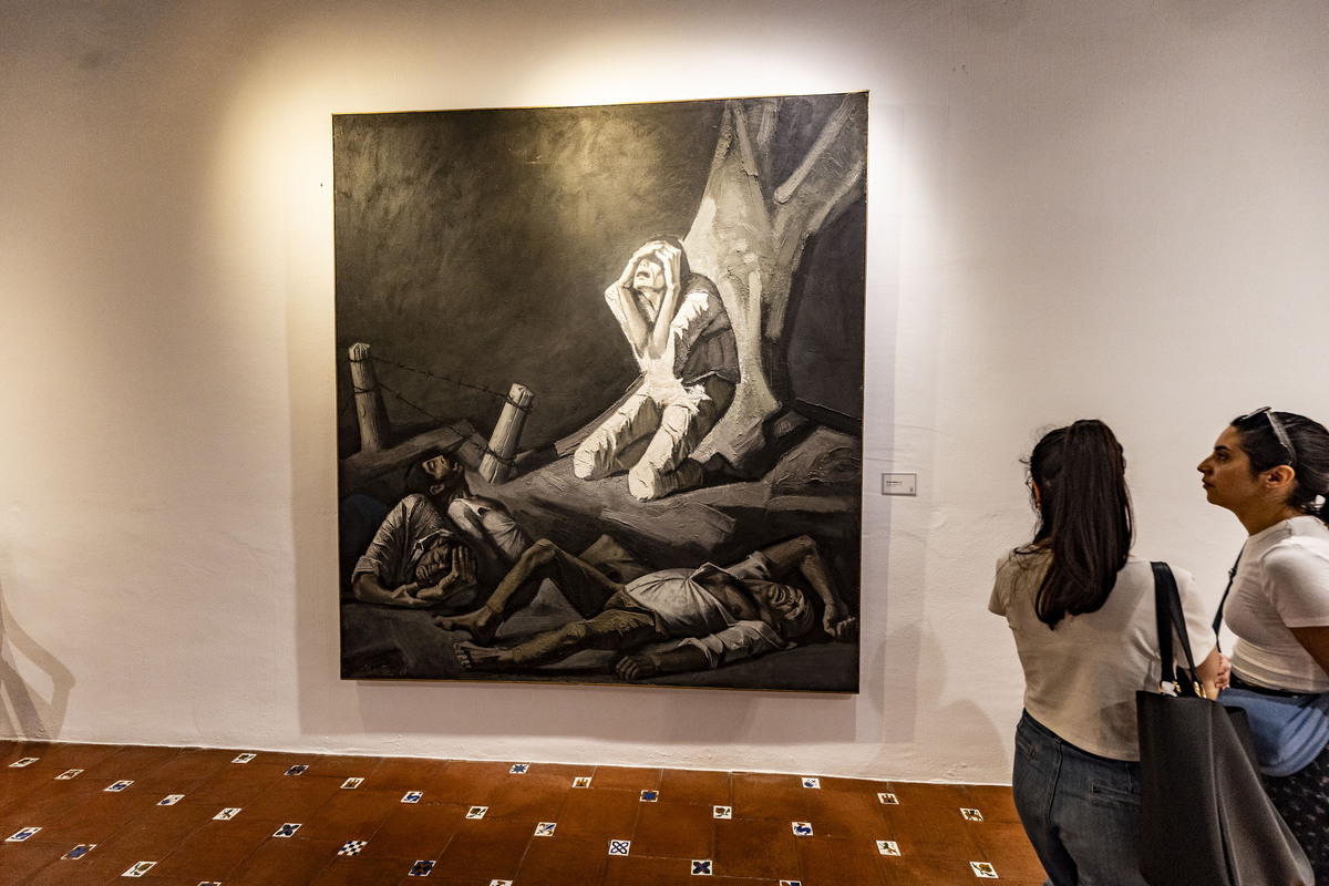 Alberto Martinez y Fernando garcía de la Fundación Manuel López Villaseñor, pintor de Ciudad Real, gene viendo la exposición de López Villaseñor  / RUEDA VILLAVERDE