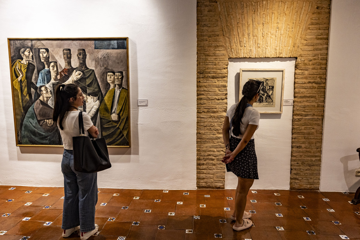 Alberto Martinez y Fernando garcía de la Fundación Manuel López Villaseñor, pintor de Ciudad Real, gene viendo la exposición de López Villaseñor  / RUEDA VILLAVERDE