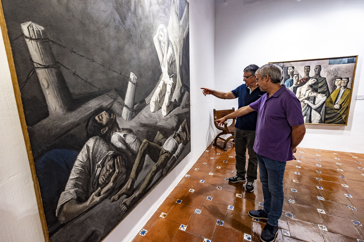 Alberto Martinez y Fernando garcía de la Fundación Manuel López Villaseñor, pintor de Ciudad Real, gene viendo la exposición de López Villaseñor  / RUEDA VILLAVERDE