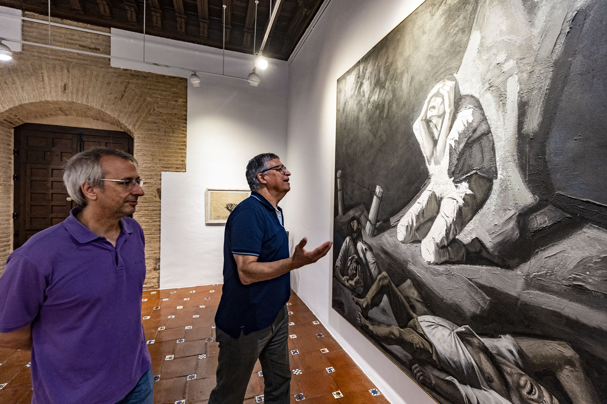 Alberto Martinez y Fernando garcía de la Fundación Manuel López Villaseñor, pintor de Ciudad Real, gene viendo la exposición de López Villaseñor  / RUEDA VILLAVERDE