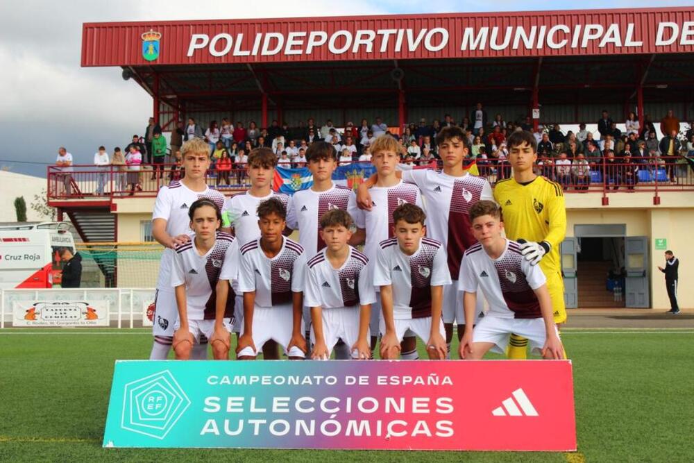 Un once inicial de los sub 14.