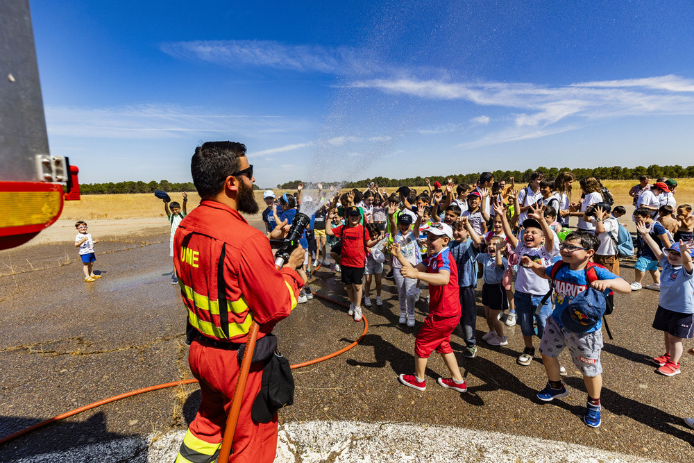 La UME refresca a un grupo de visitantes con su manguera.