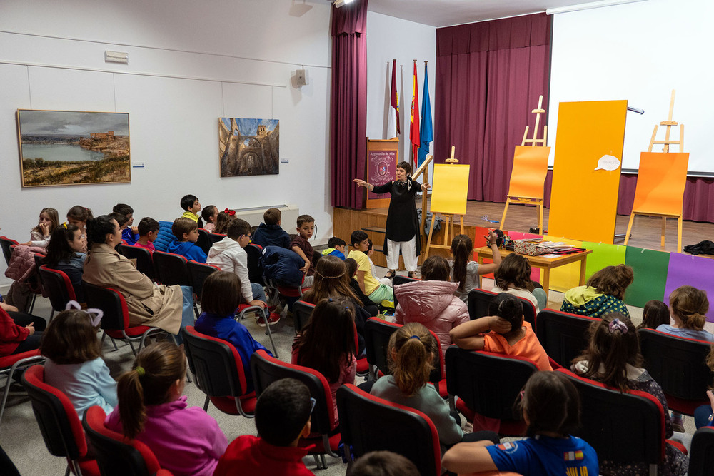 Violeta Monreal, con los escolares de Argamasilla de Alba