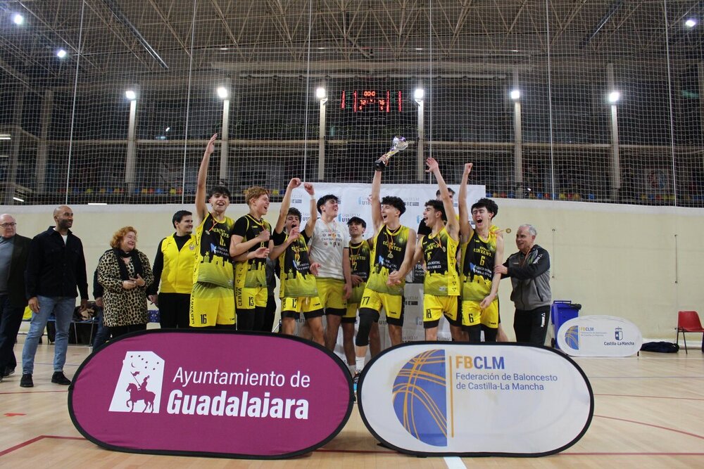 Los jugadoras del Cervantes Ciudad Real celebran el título.