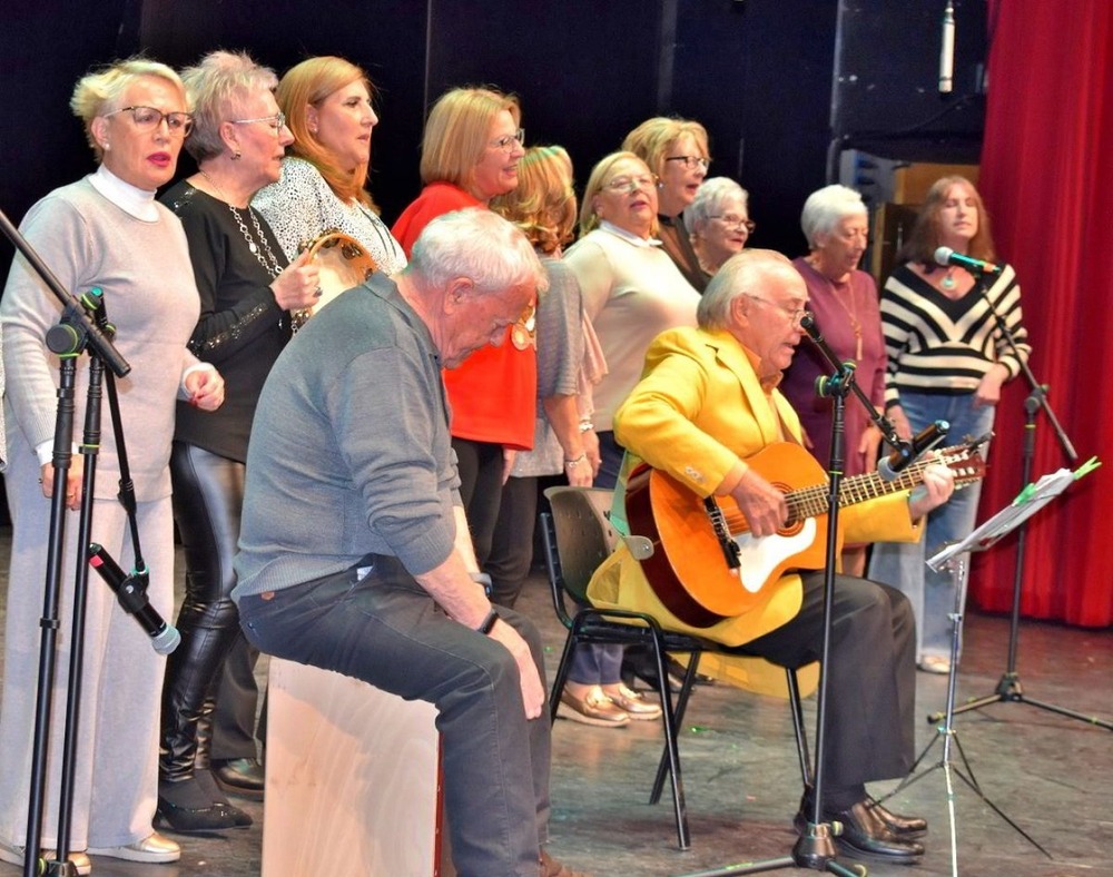 Los barrios cantan a la Navidad en un festival de villancicos 