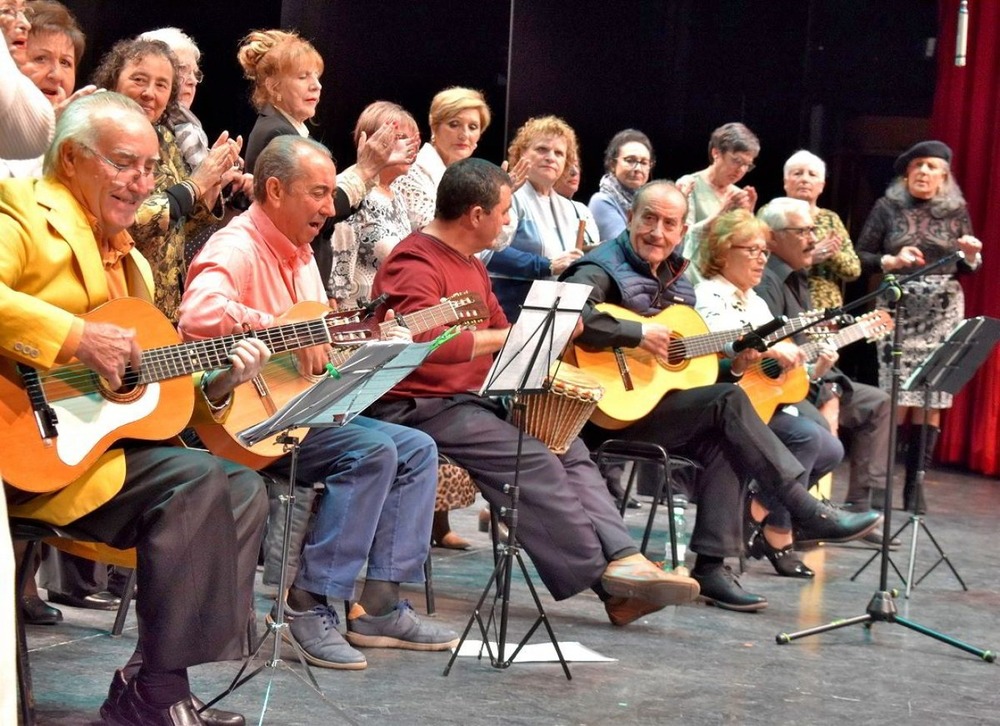 Los barrios cantan a la Navidad en un festival de villancicos 