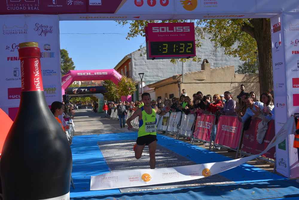 Francisco Serrano llega vencedor a la línea de meta.