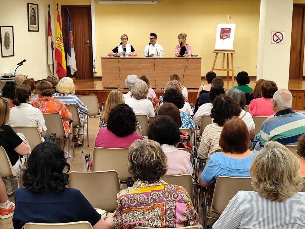 El escritor Manuel Molina despide el curso del Club de Lectura