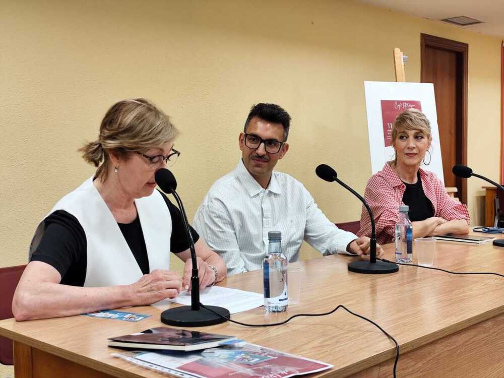 El escritor Manuel Molina despide el curso del Club de Lectura