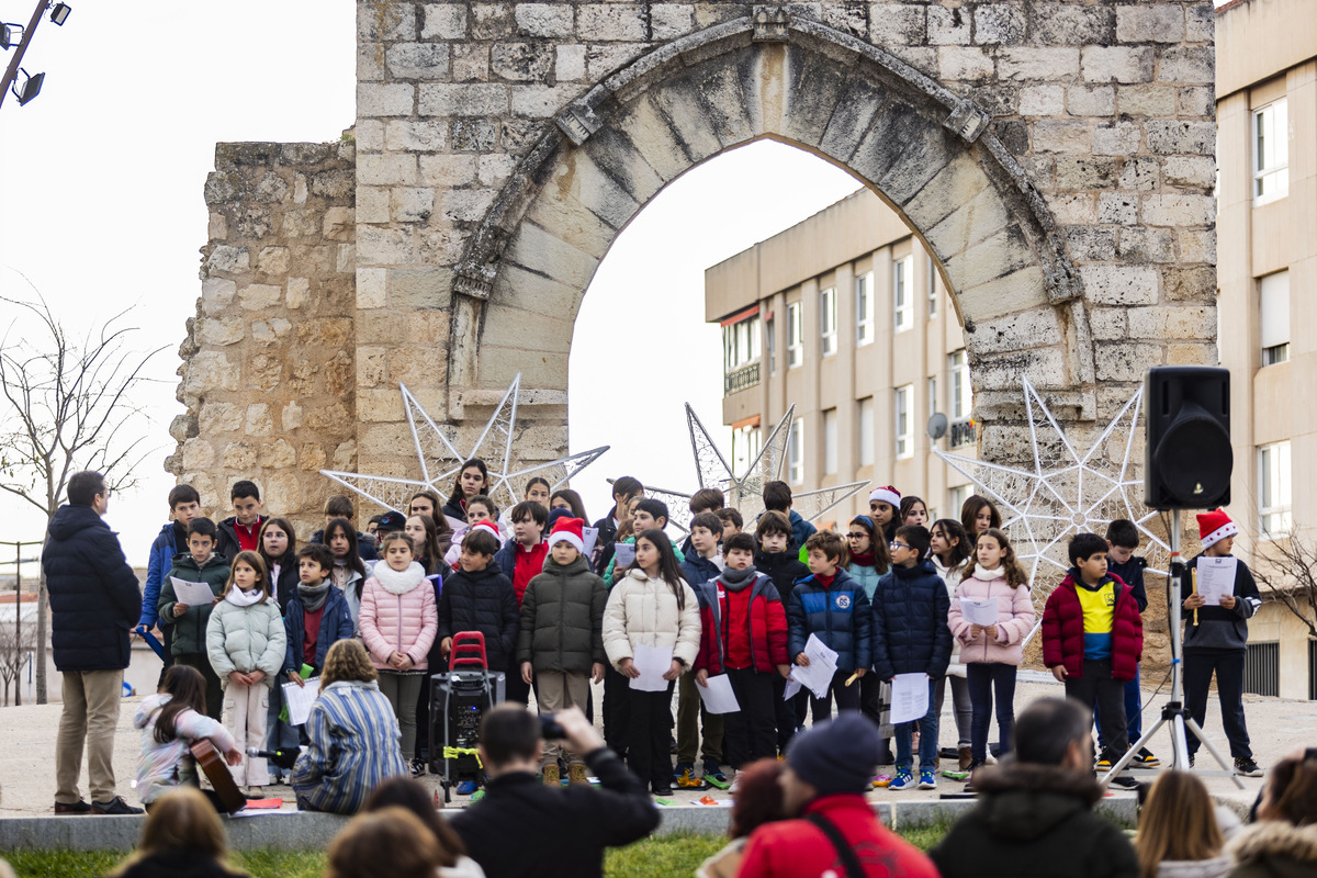 Navidad, caanto de villancicos de los colegios de ciudad real en el Arco del Torreón, Concierto de villancicos  / RUEDA VILLAVERDE