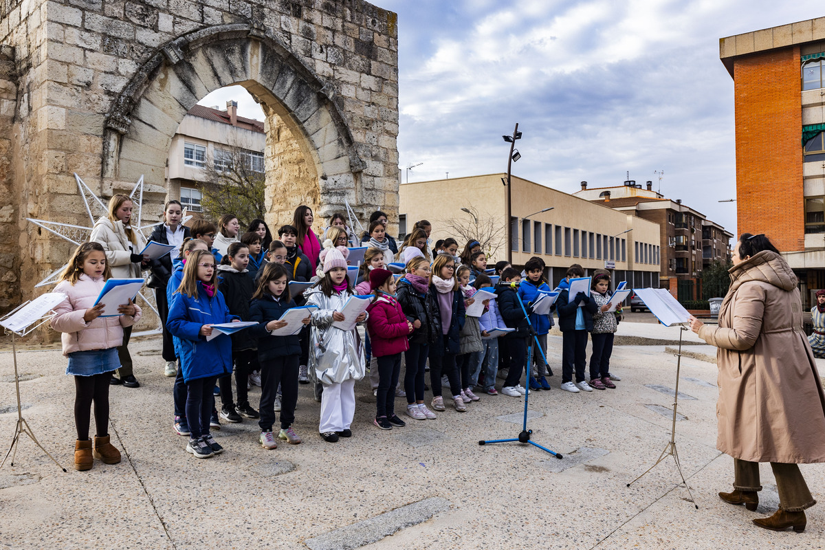 Navidad, caanto de villancicos de los colegios de ciudad real en el Arco del Torreón, Concierto de villancicos  / RUEDA VILLAVERDE