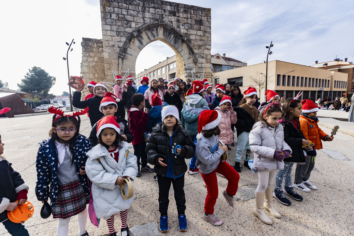 Navidad, caanto de villancicos de los colegios de ciudad real en el Arco del Torreón, Concierto de villancicos  / RUEDA VILLAVERDE