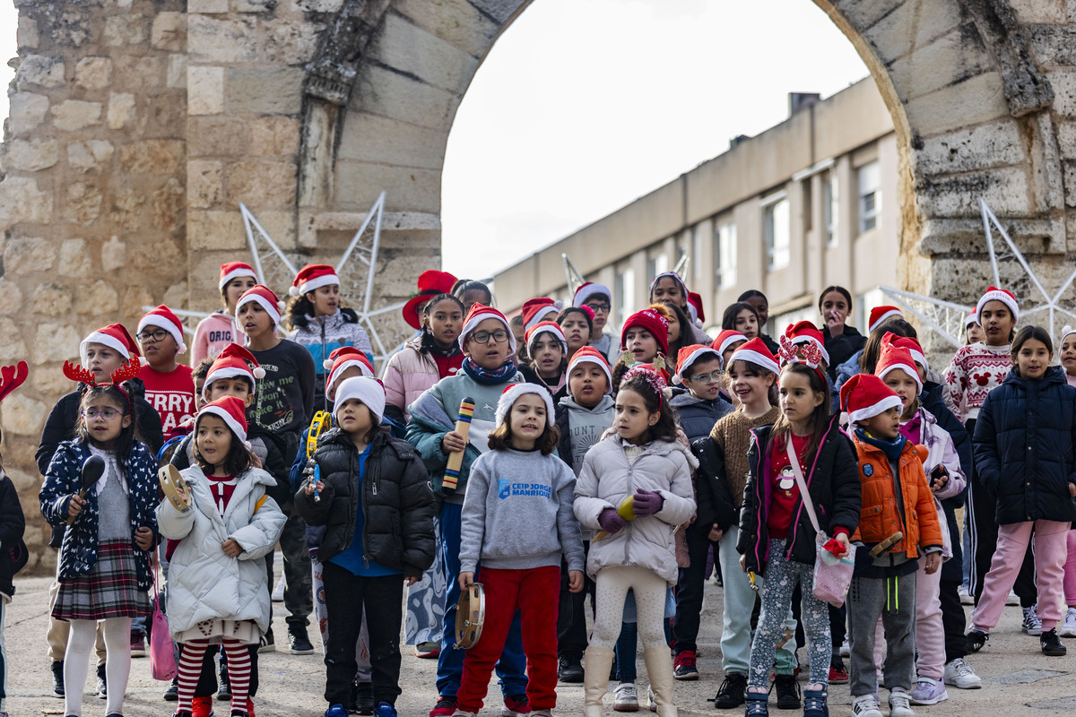 Navidad, caanto de villancicos de los colegios de ciudad real en el Arco del Torreón, Concierto de villancicos  / RUEDA VILLAVERDE