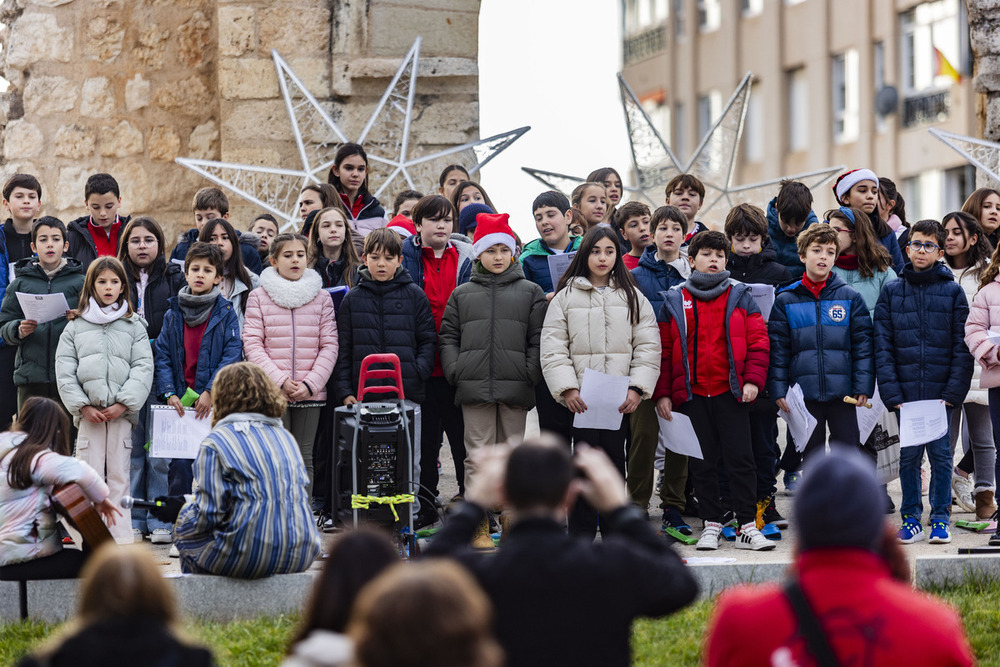 Doce colegios ponen música navideña al Arco del Torreón