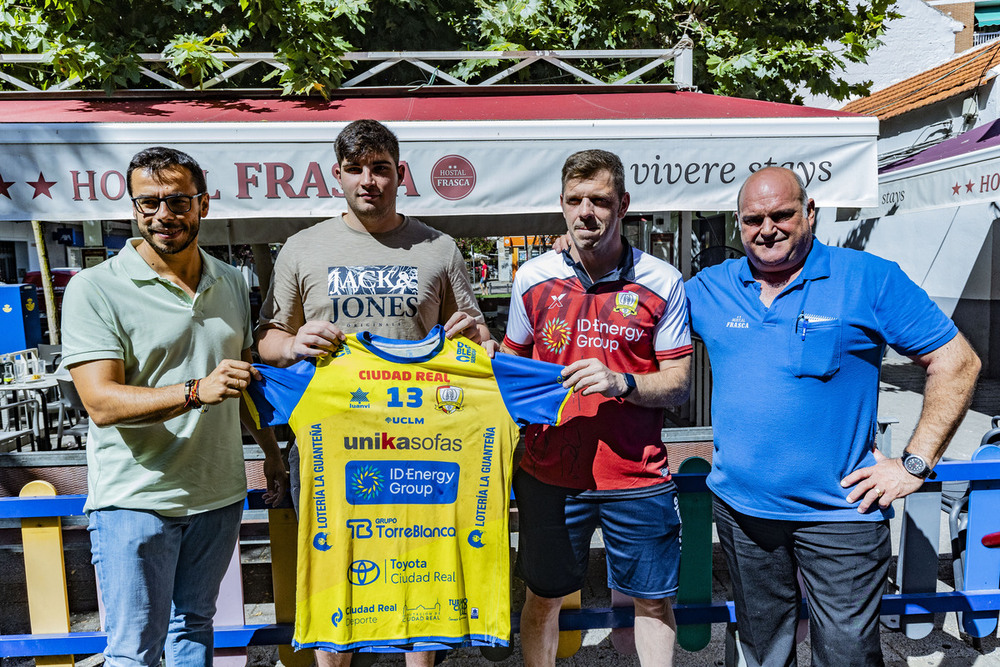 Carlos Ocaña, junto al directivo Javier Arreaza (izquierda), el técnico del equipo, Santi Urdiales, en la presentación, celebrada en La Frasca.