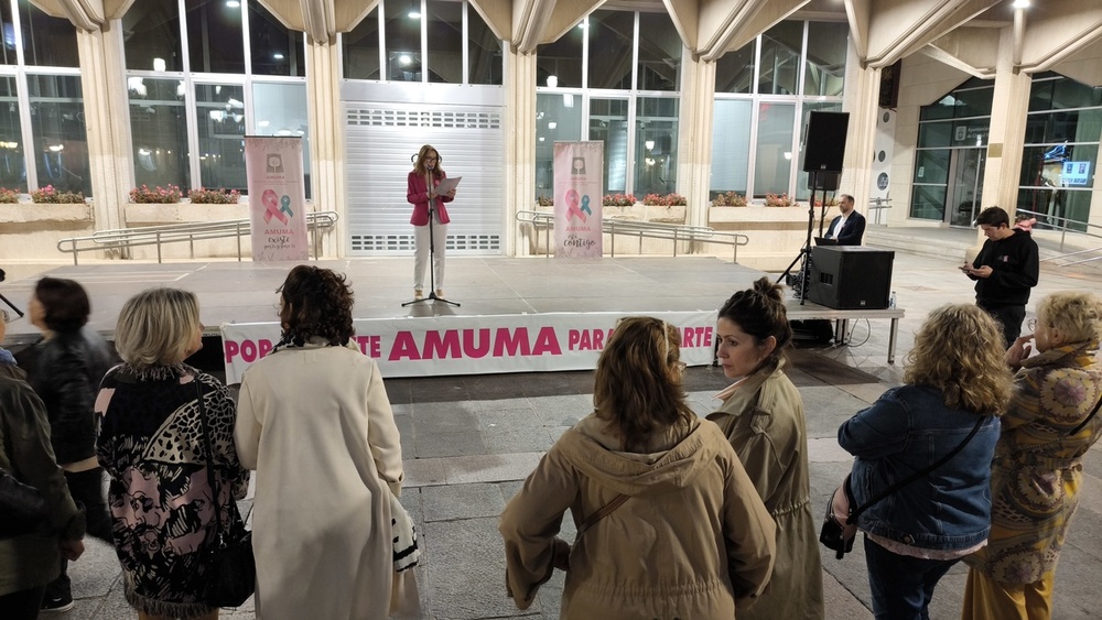 Más de cien personas se unen al gran lazo rosa de Amuma