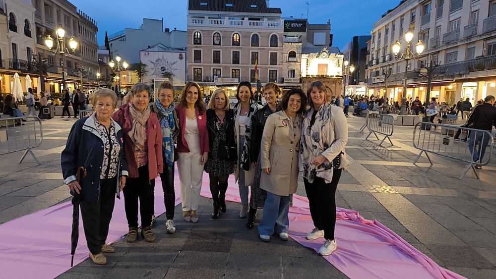 Más de cien personas se unen al gran lazo rosa de Amuma