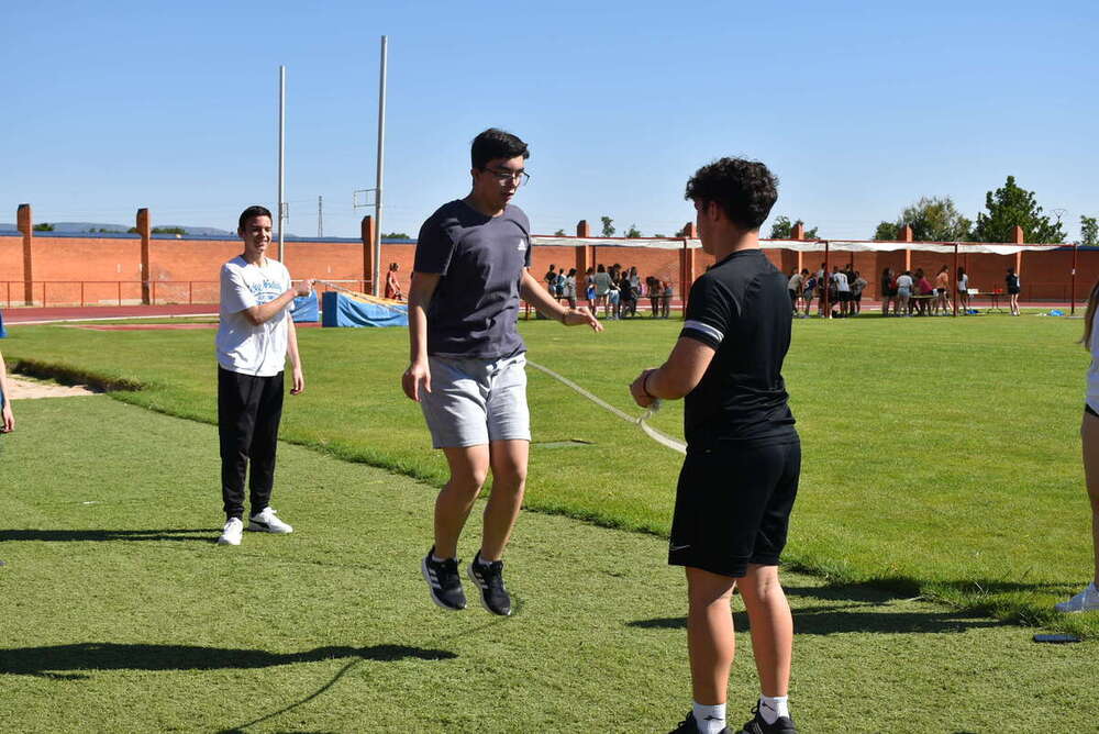 Yincana escolar para empezar el verano en la piscina