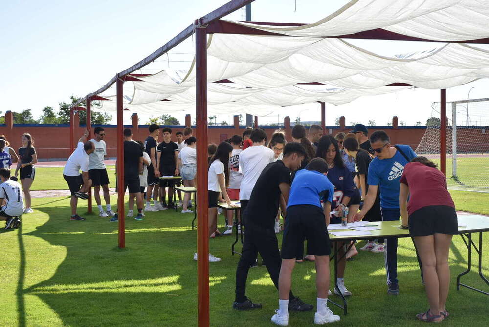 Yincana escolar para empezar el verano en la piscina