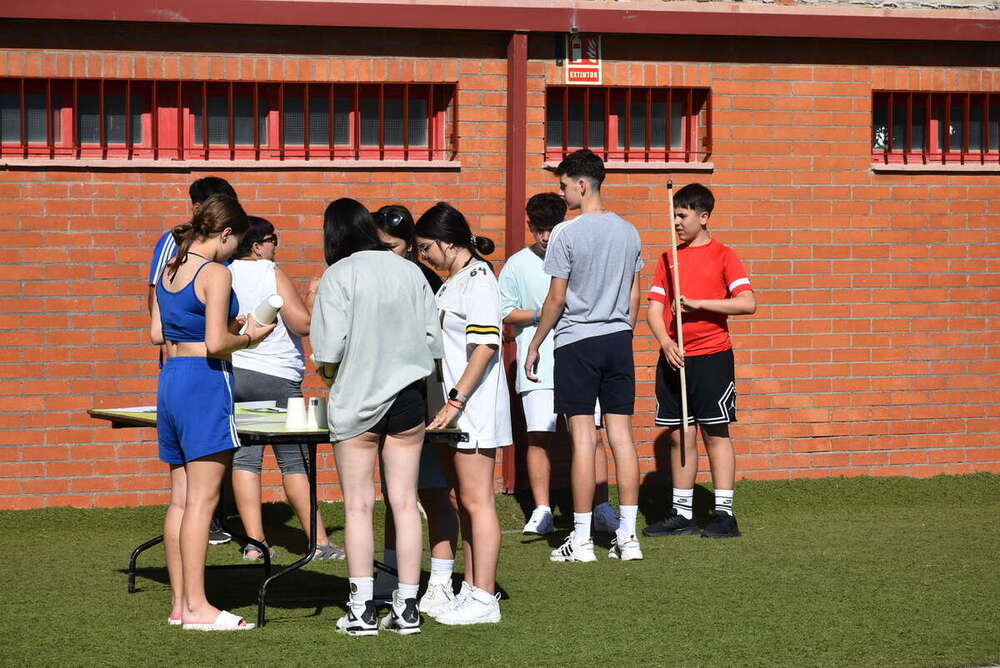 Yincana escolar para empezar el verano en la piscina