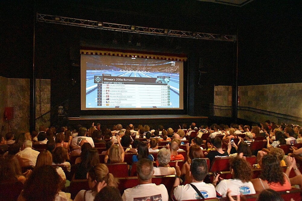 El Teatro Ayala se llenó de público para apoyar a Laura Cabanes