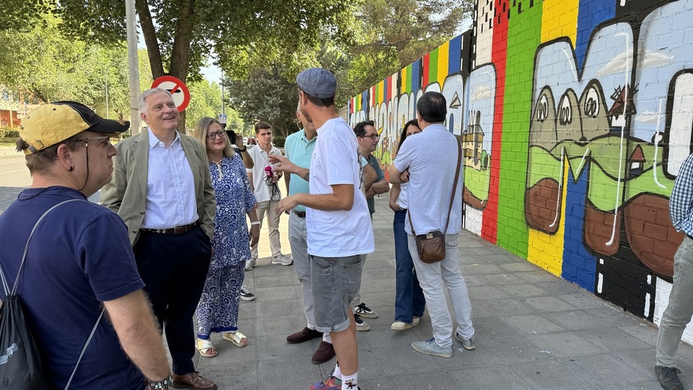 Visita del alcalde, Francisco Cañizares, al mural de Valorarte