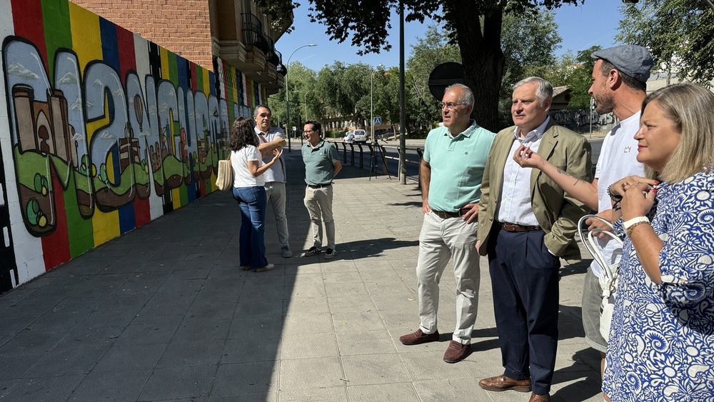 Visita del alcalde, Francisco Cañizares, al mural de Valorarte