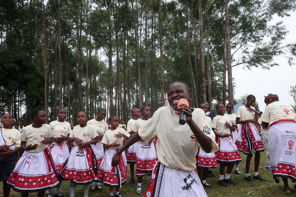 Voluntarios acompañan a Kirira frente a la ablación en Kenia 