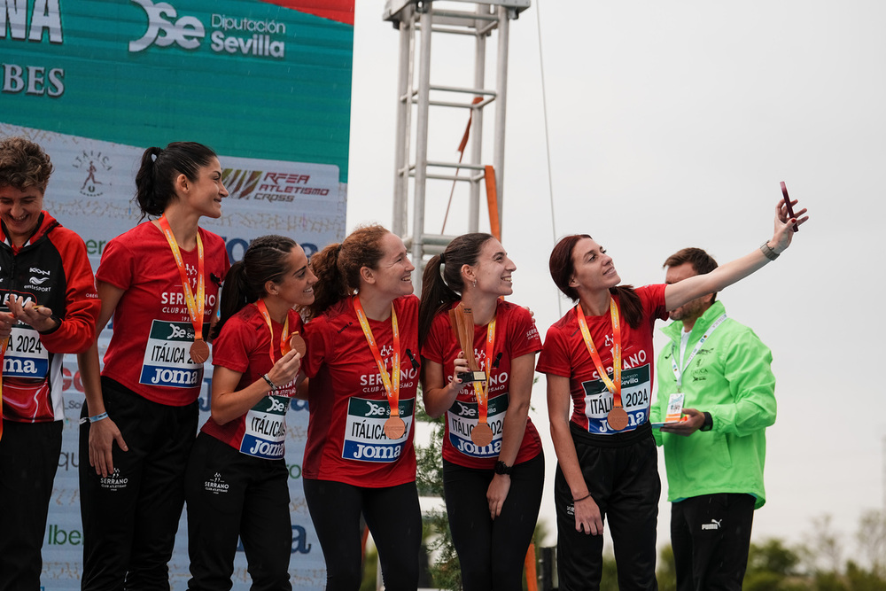 María José Pérez se hace una foto con sus compañeras.