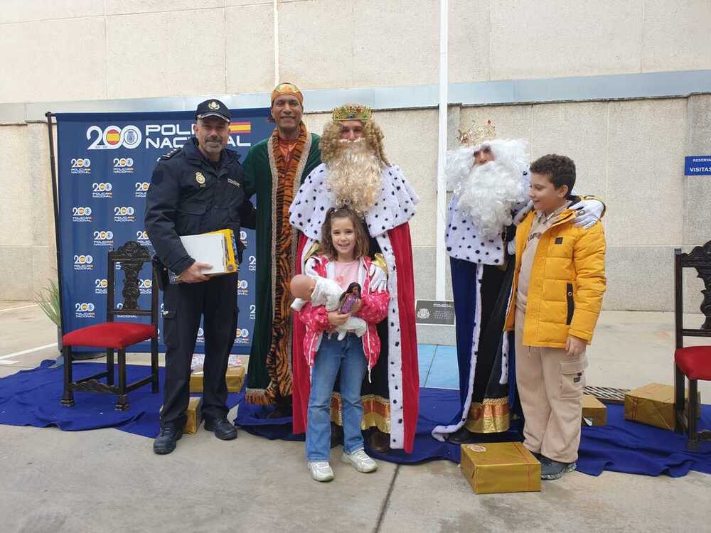 Los Reyes visitan la comisaría provincial de Ciudad Real