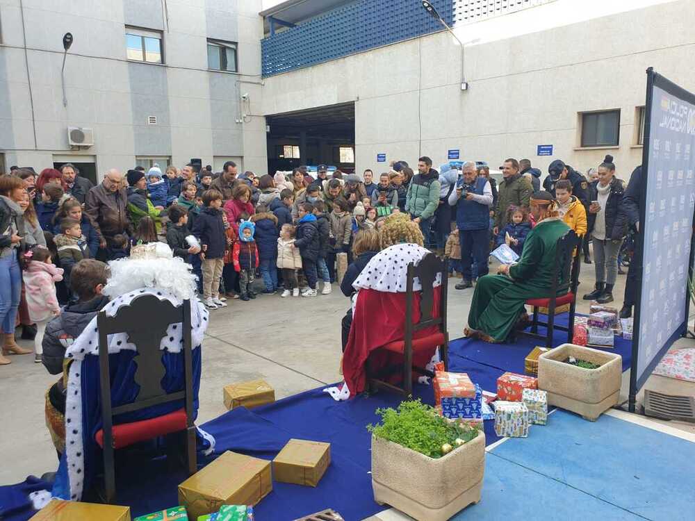 Los Reyes visitan la comisaría provincial de Ciudad Real