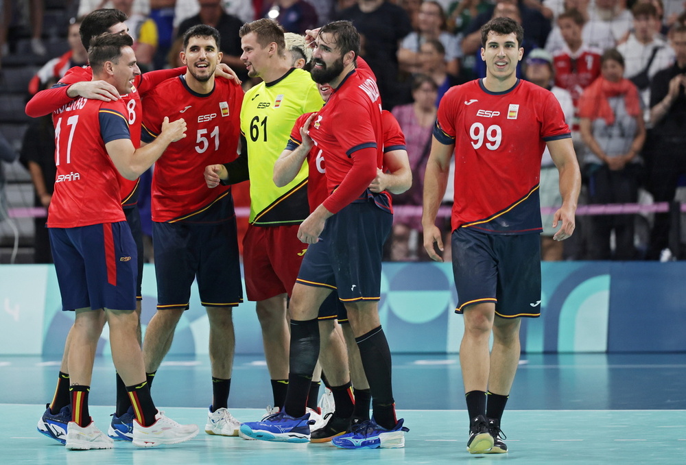 Los jugadores de la selección festejan la victoria, con Miguel Sánchez-Migallón (51) entre ellos.