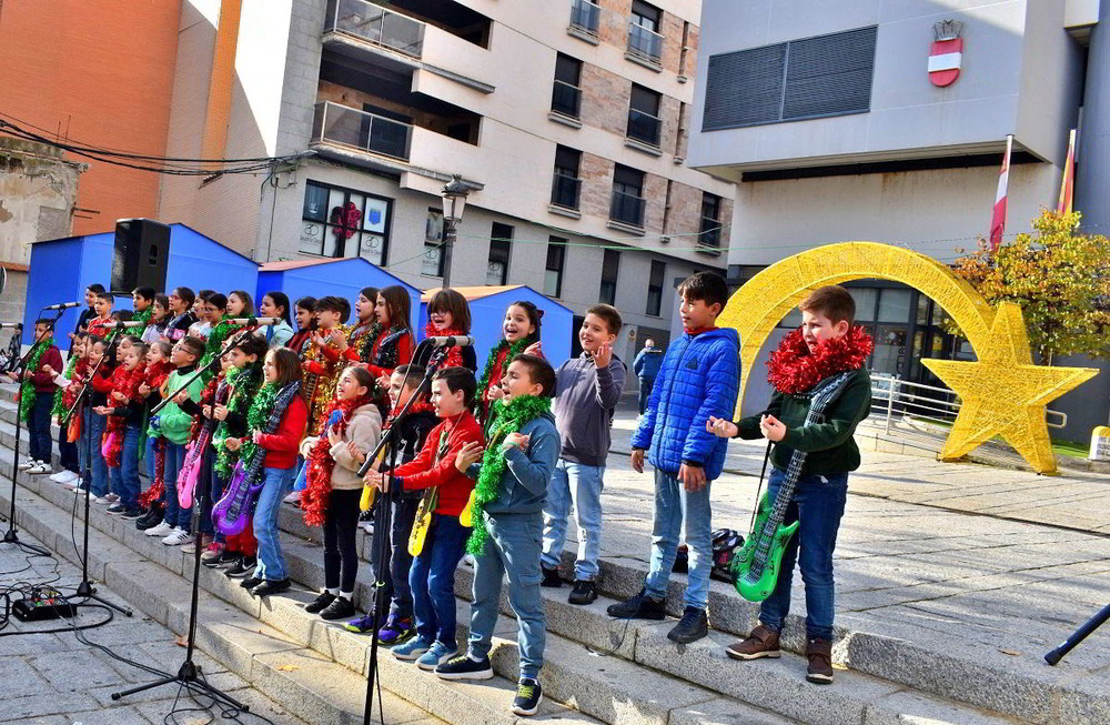 Los escolares llevan la Navidad a la plaza del Ayuntamiento