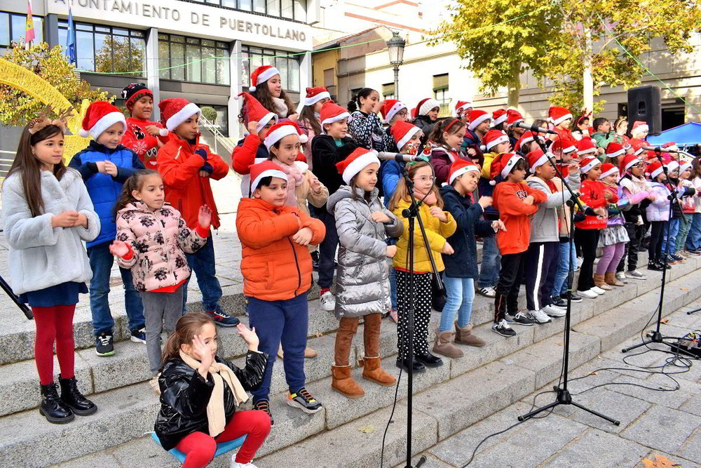 Los escolares llevan la Navidad a la plaza del Ayuntamiento