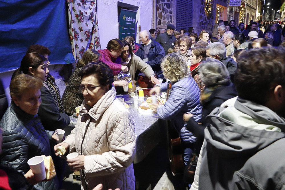 Almodóvar engalana la calle Cristo por Navidad