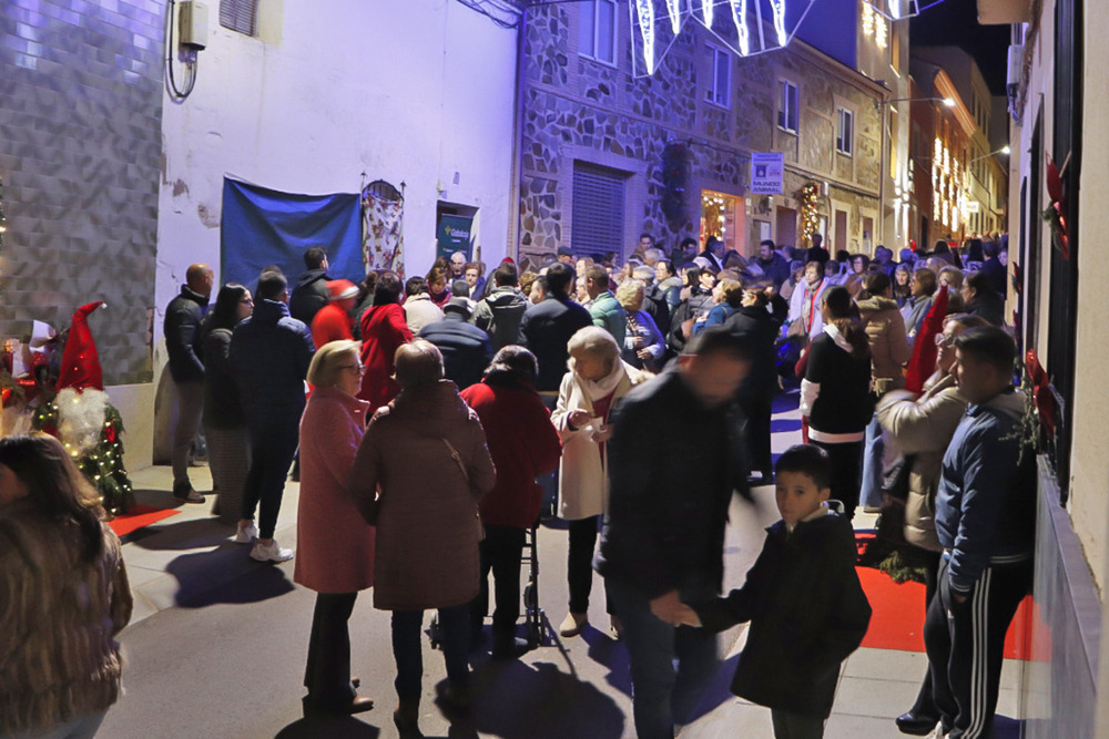 Almodóvar engalana la calle Cristo por Navidad